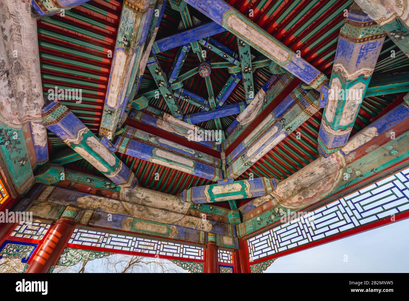 Détails du belvédère traditionnel sur un pont sur la chaussée ouest au-dessus du lac Kunming à Yiheyuan - Palais d'été, ancien jardin impérial à Beijing, Chine Banque D'Images