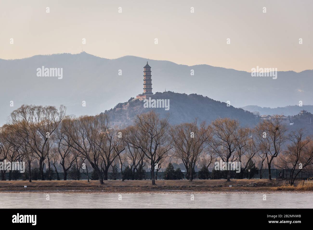 Pagode de Jade Peak sur une colline du Printemps de Jade vue du Palais d'été, ancien jardin impérial de Beijing, Chine Banque D'Images