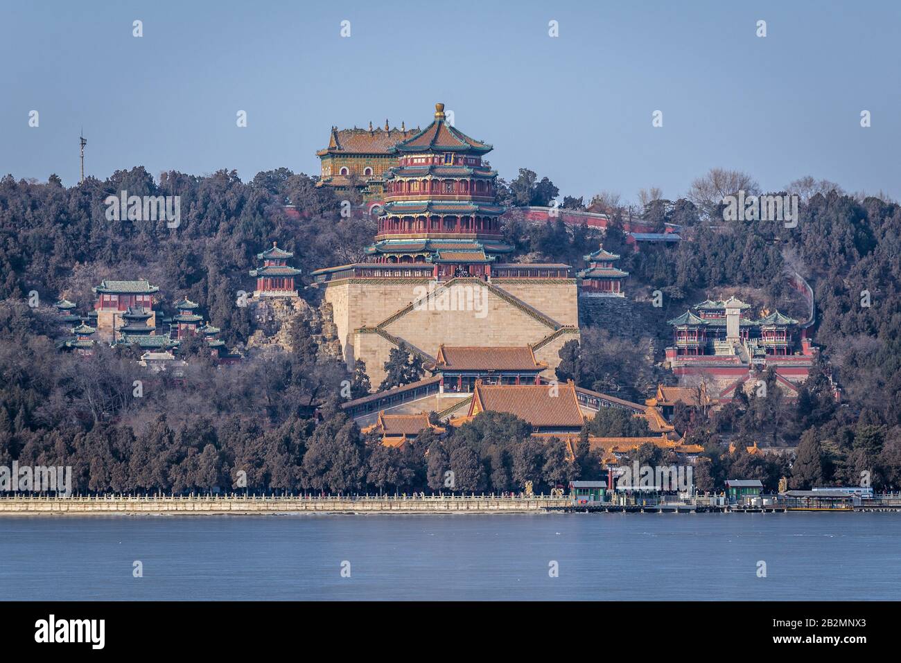 Salle de la Mer de Sagesse et Tour d'Encens bouddhiste sur La colline De Longévité au-dessus du lac Kunming à Yiheyuan, jardin impérial du Palais d'été à Beijing, Chine Banque D'Images