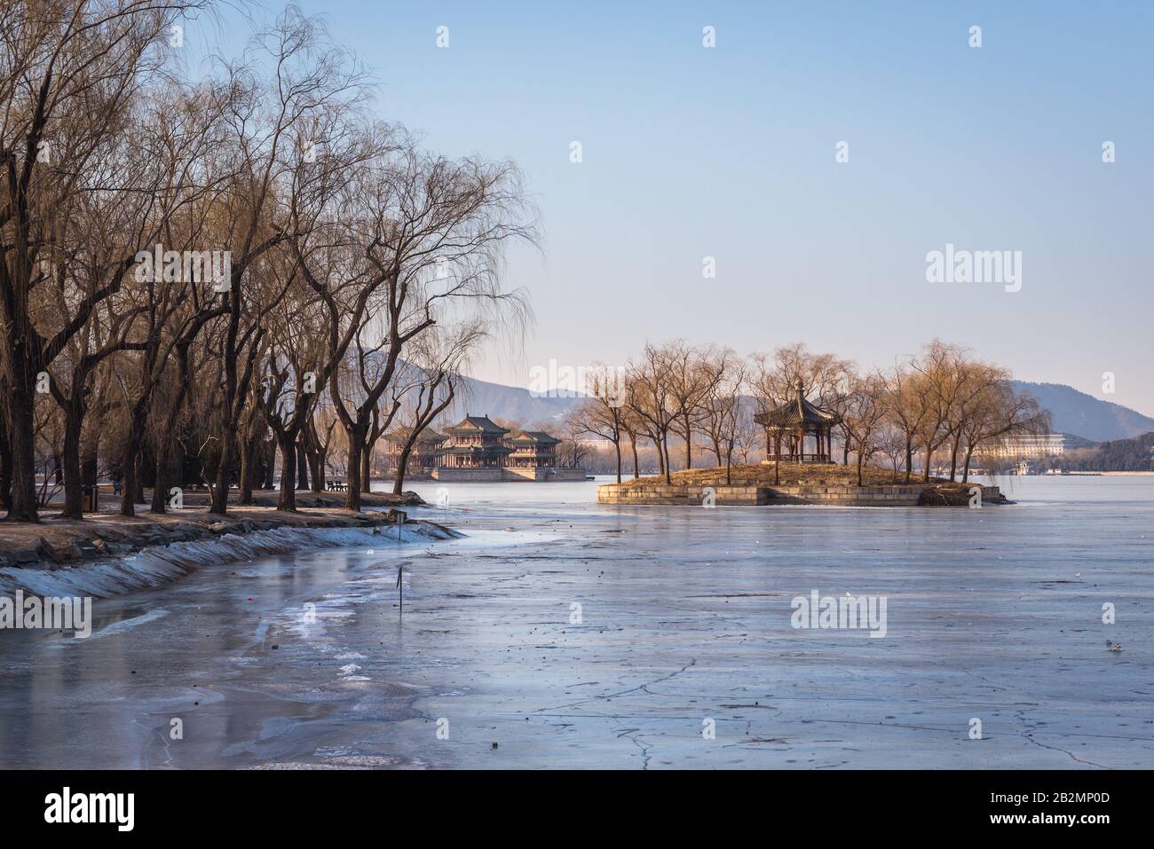 Petit îlot avec belvédère à l'extrémité sud du lac Kunming à Yiheyuan - Palais d'été, ancien jardin impérial à Beijing, Chine Banque D'Images