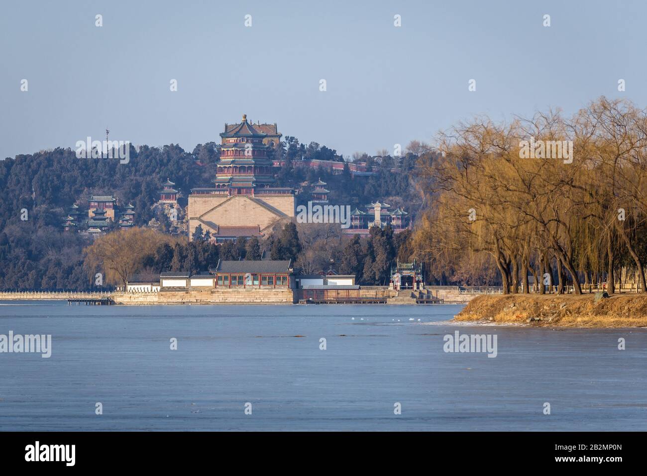 Salle de la Mer de Sagesse et Tour d'Encens bouddhiste sur La colline De Longévité au-dessus du lac Kunming à Yiheyuan, jardin impérial du Palais d'été à Beijing, Chine Banque D'Images
