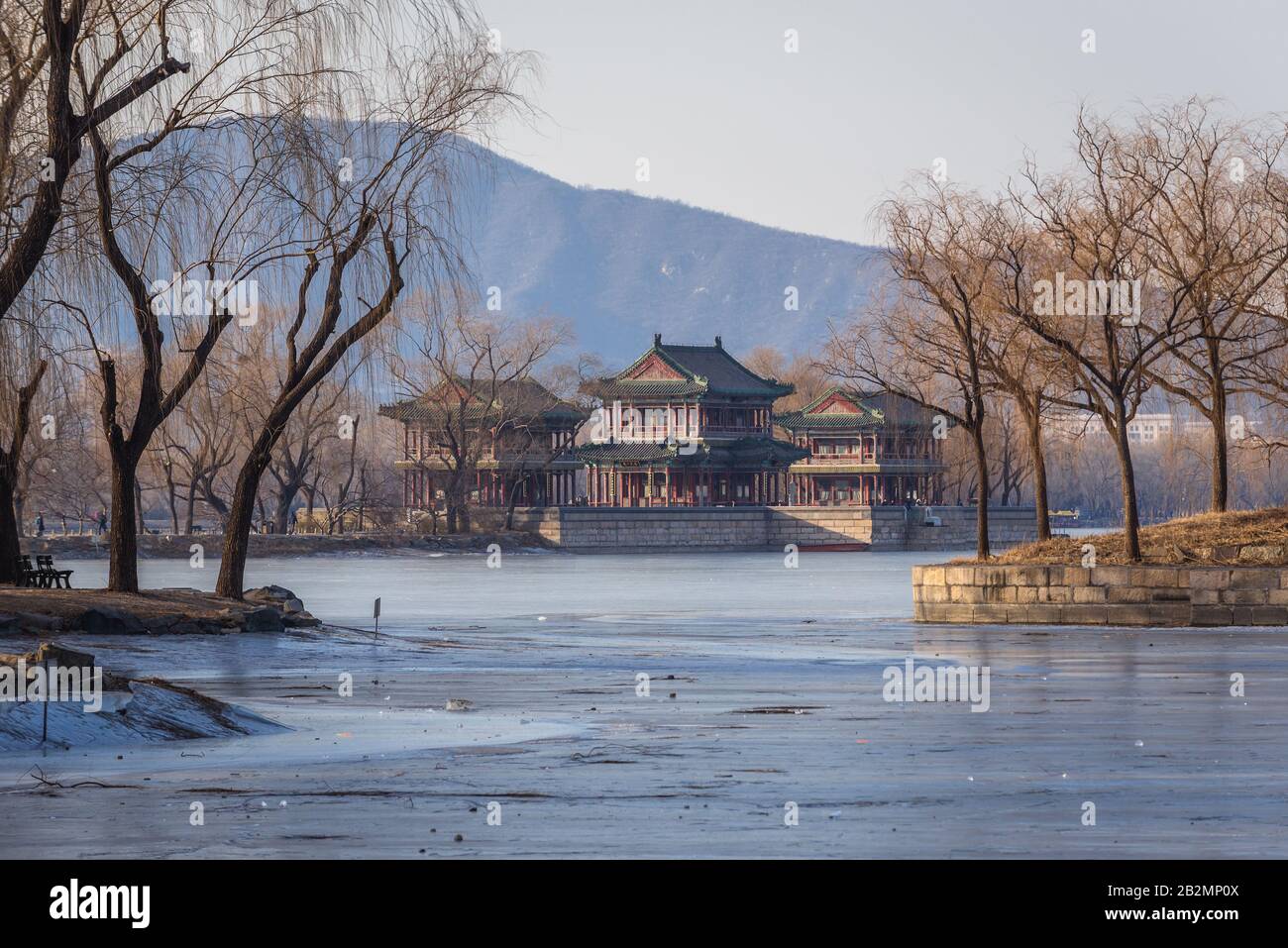 Tour de Jingming sur une chaussée ouest au-dessus du lac Kunming au Palais d'été, ancien jardin impérial à Beijing, Chine Banque D'Images