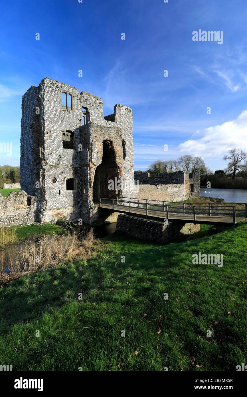 Vue sur le château de Baconsthorpe ou le Baconsthorpe Hall, manoir fortifié ruiné, village de Baconsthorpe, Norfolk du Nord, Angleterre, Royaume-Uni Banque D'Images