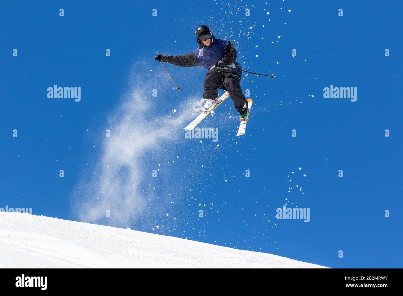 saut acrobatique sur les skis dans le ciel clair Banque D'Images