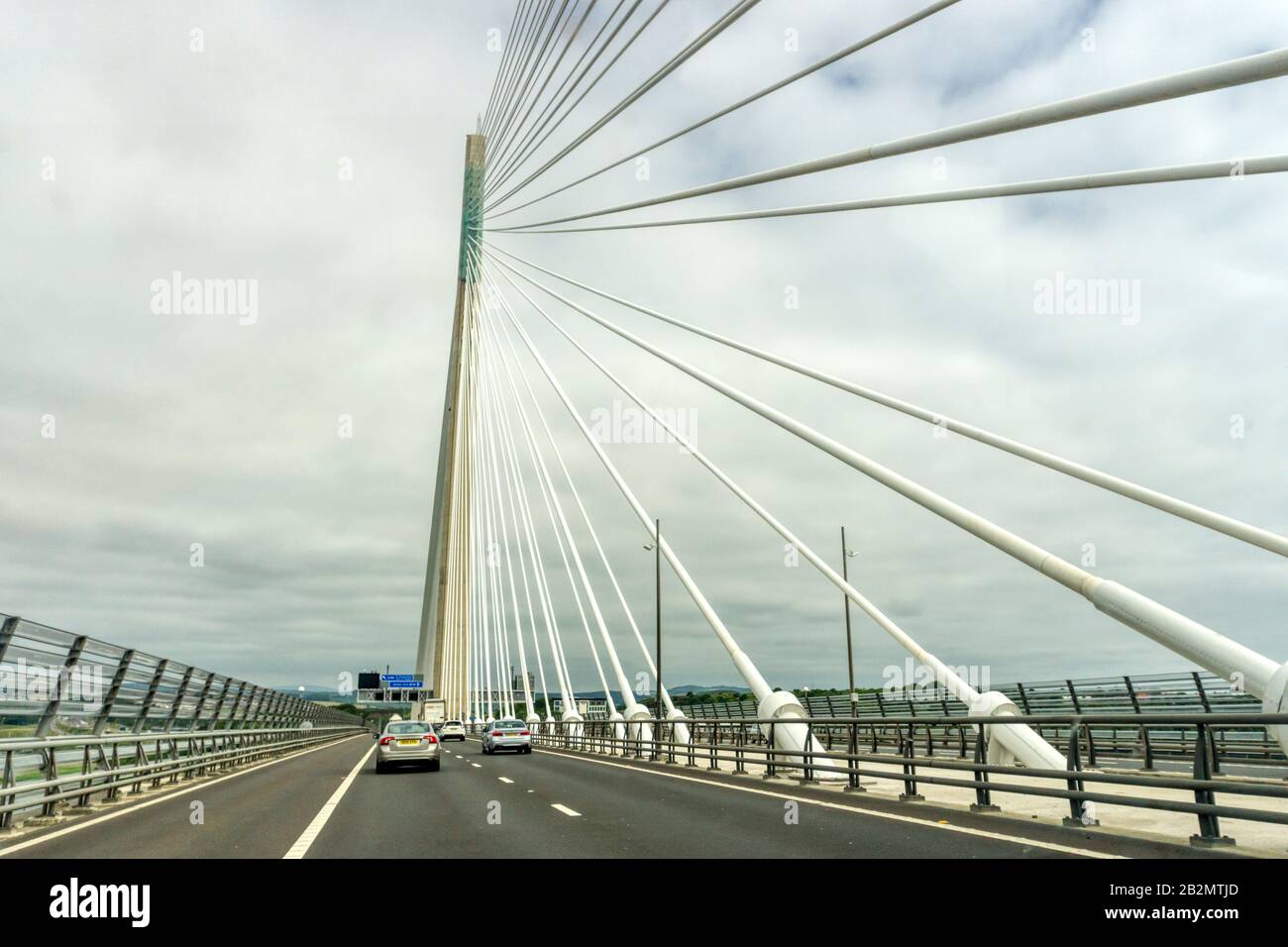 L'autoroute M90 en direction du nord depuis Édimbourg, en traversant le pont Queensferry Crossing. Banque D'Images