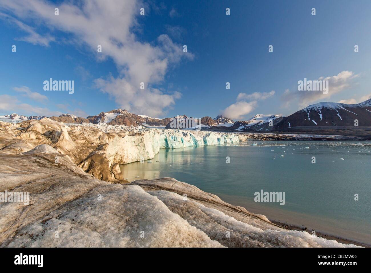 Fjortende Julibreen / 14 juillet le glacier s'apaise en Krossfjorden, Haakon VII Land, Spitsbergen / Svalbard, Norvège Banque D'Images