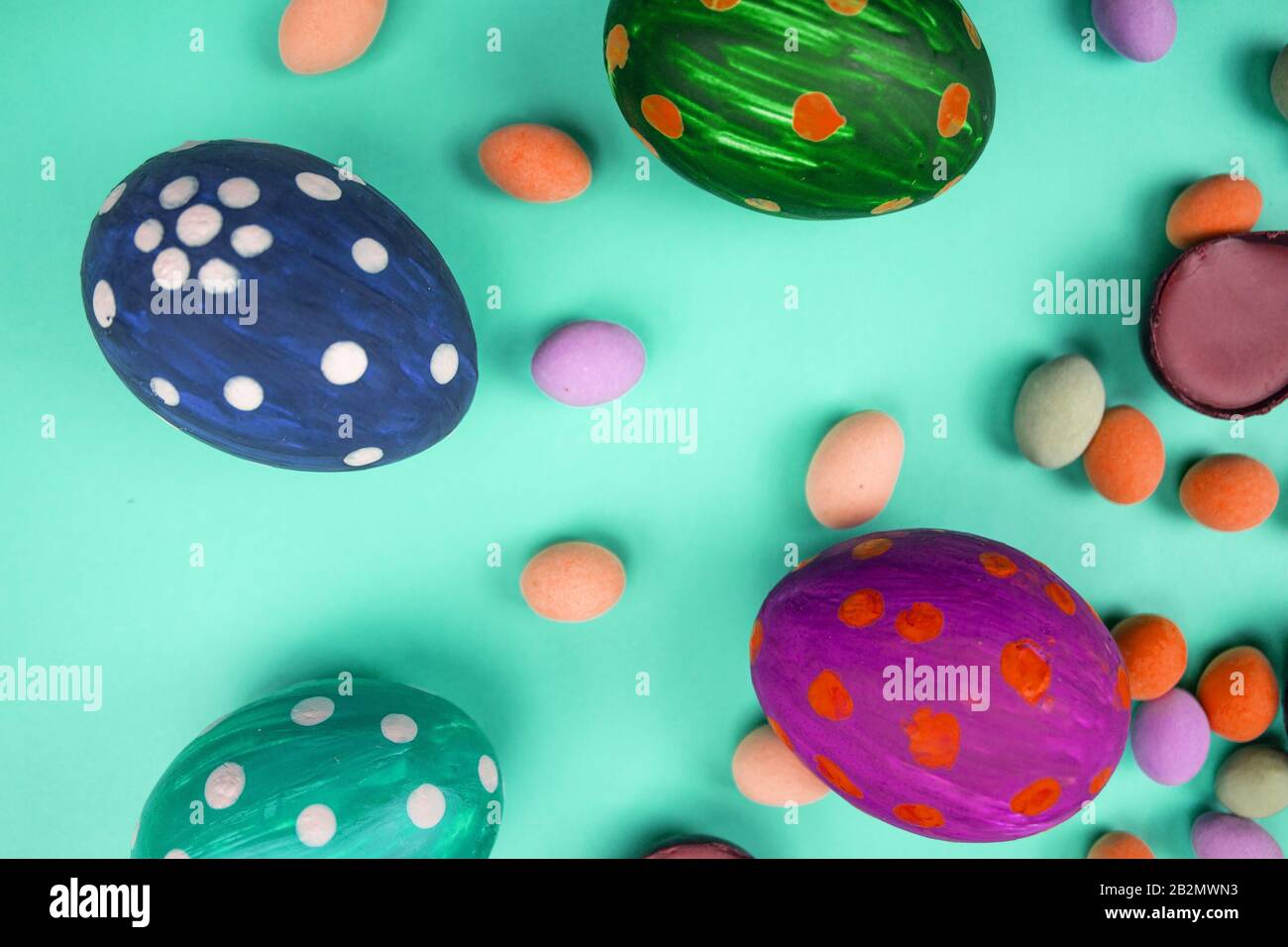 Œufs de Pâques. Bonne carte de pâques. Œufs de Pâques multicolores. Fond de Pâques. Vue de dessus. Bannière. CopySpace Banque D'Images