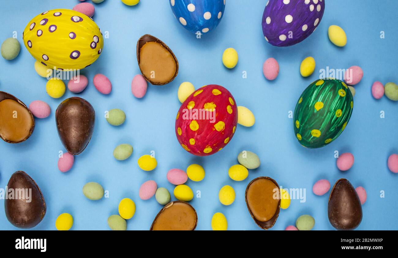 Œufs de Pâques. Bonne carte de pâques. Œufs de Pâques multicolores. Fond de Pâques. Vue de dessus. Modèle. Bannière. CopySpace Banque D'Images