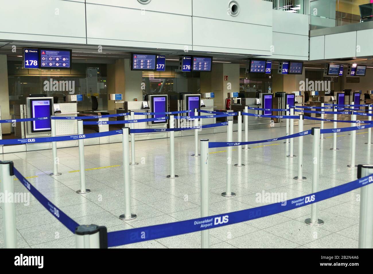 Bureau d'enregistrement vide à l'aéroport de Düsseldorf Banque D'Images