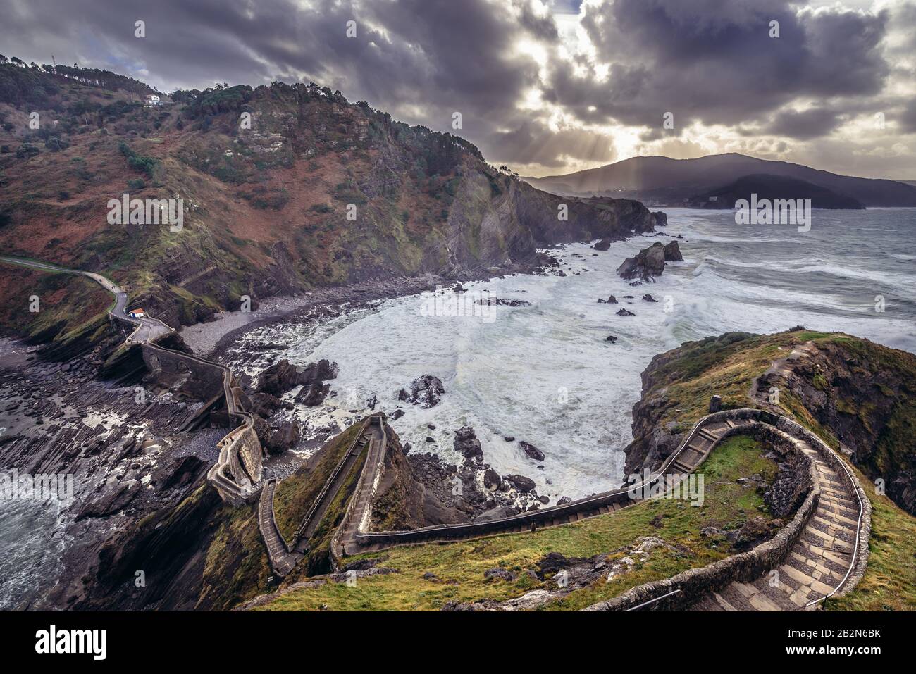 Escaliers vers l'ermitage sur l'îlot de Gaztelugatxe sur la côte de la province de Gascogne en Espagne Banque D'Images