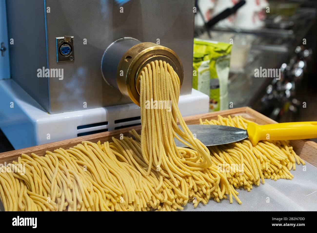 Fabricant de pâtes dans un restaurant, Italie Banque D'Images