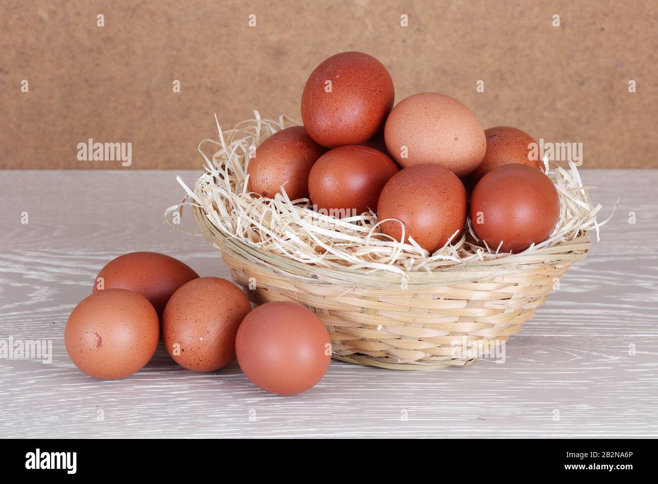 Pondre des œufs biologiques frais sur la surface du bois Banque D'Images