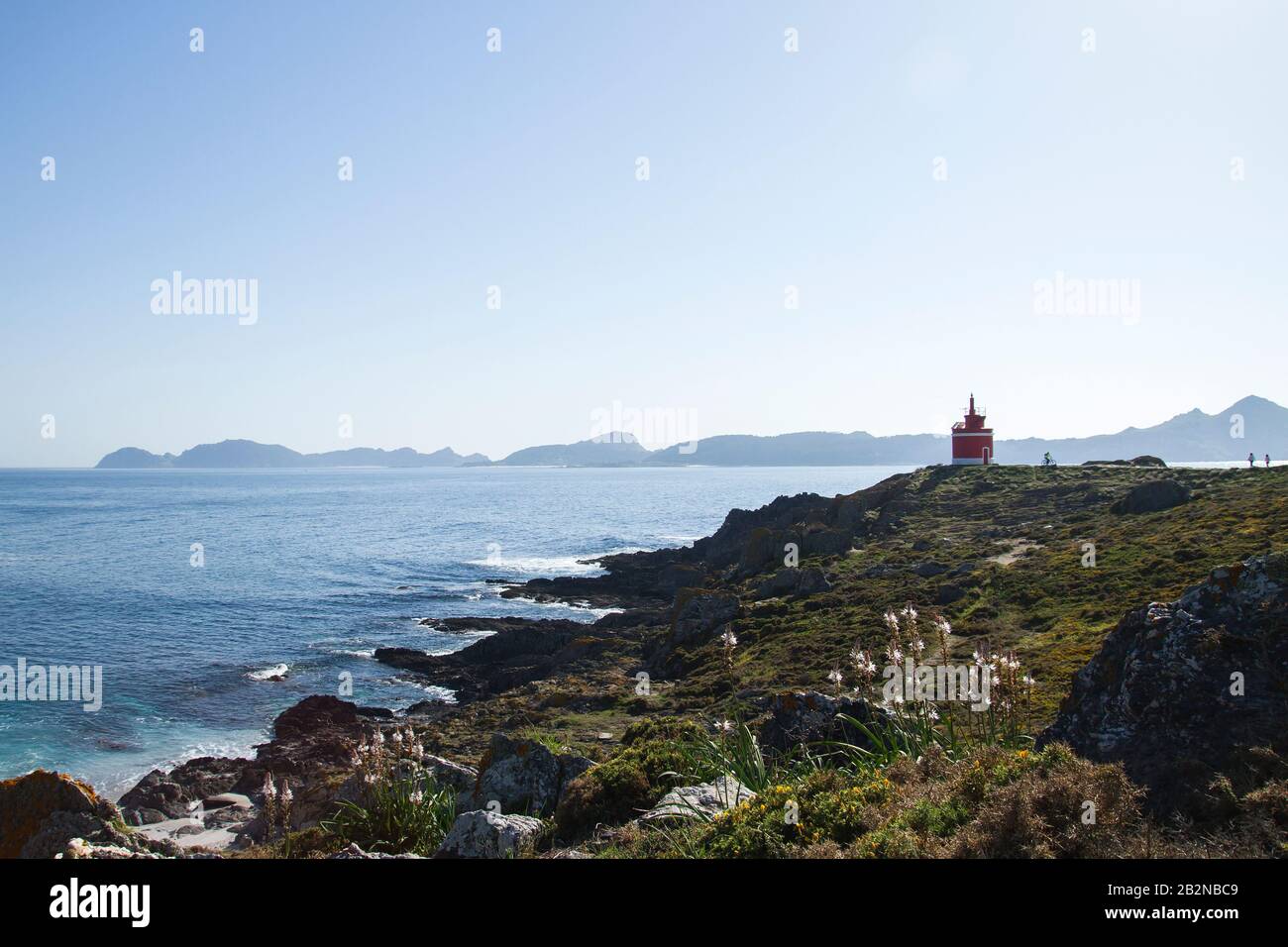 Vieux phare rouge à Punta Robaleira, Cabo Home, Pontevedra, Espagne Banque D'Images
