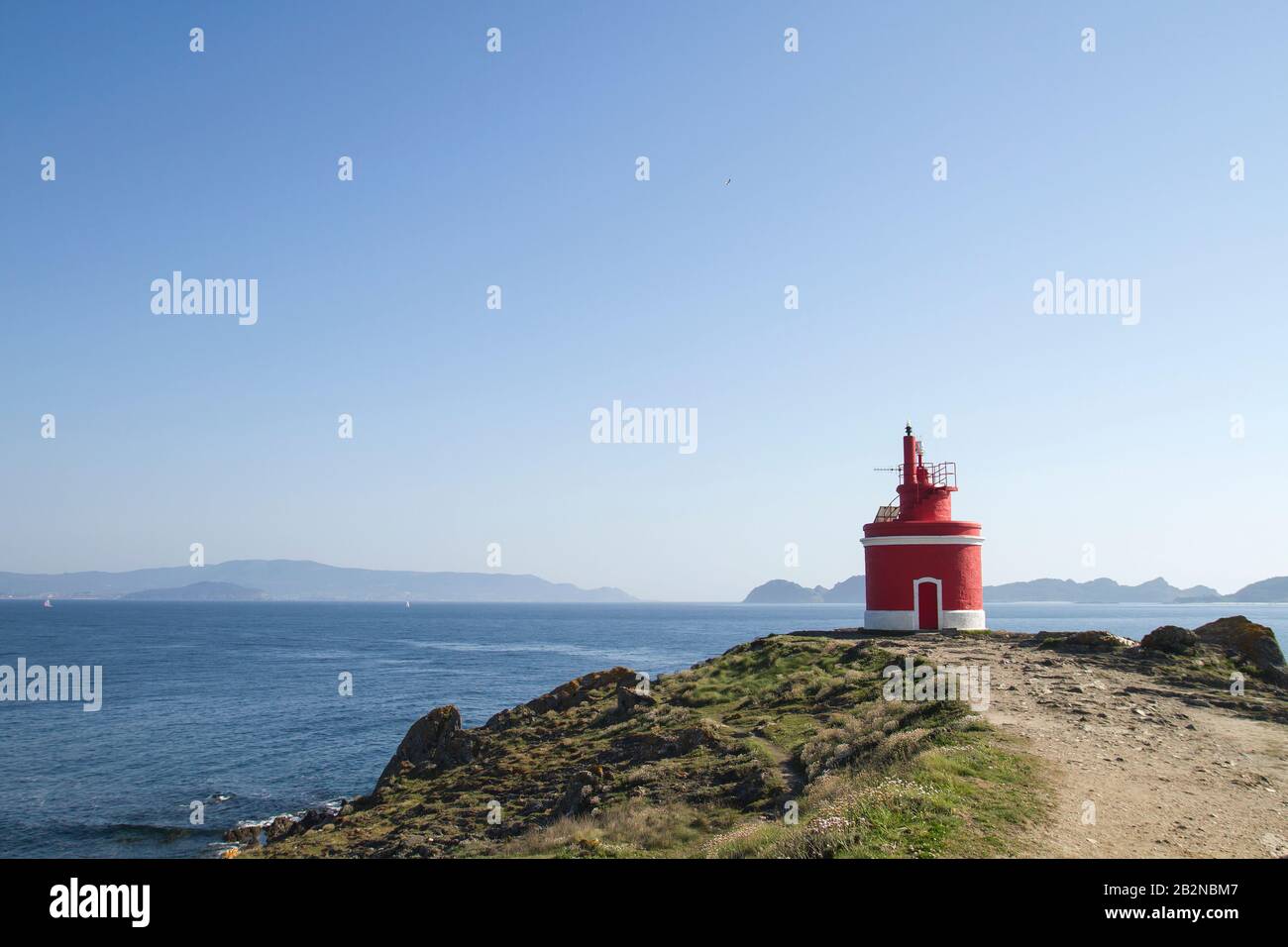 Vieux phare rouge à Punta Robaleira, Cabo Home, Pontevedra, Espagne Banque D'Images