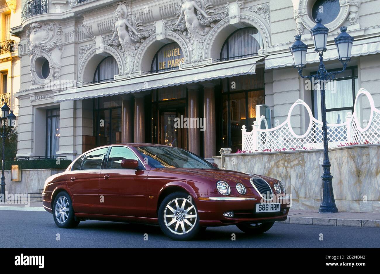 1999 Jaguar S Type à l'extérieur de l'hôtel de Paris Monte Carlo Banque D'Images