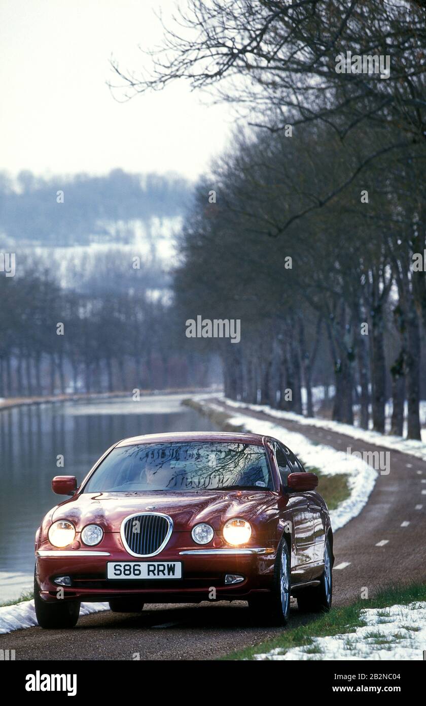 1999 Jaguar S Type en France en hiver Banque D'Images