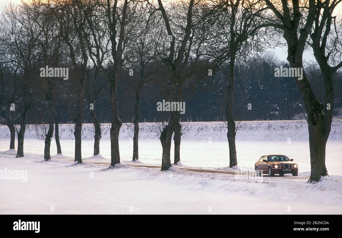 1999 Jaguar S Type en France en hiver Banque D'Images