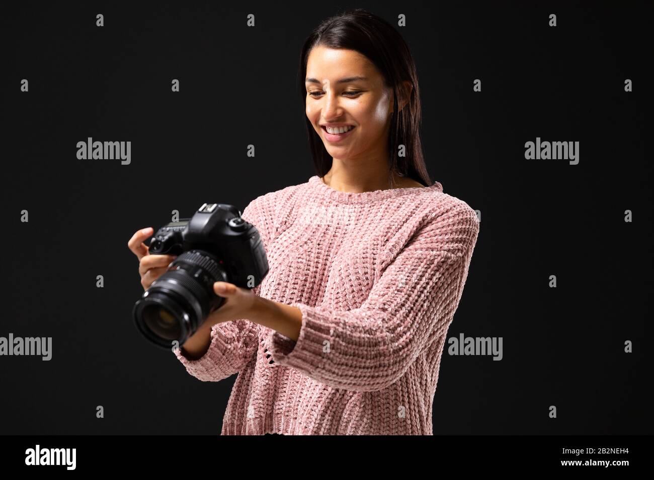 Photographe de course mixte sur fond noir Banque D'Images