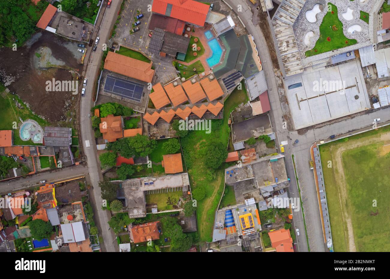 Vue Aérienne Des Bâtiments Du Centre-Ville Bondés À Banos De Agua Santa Petite Ville Touristique Province Tungurahua Amérique Du Sud Banque D'Images