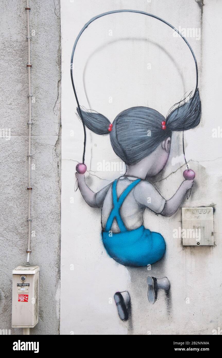 Art surréaliste de rue une jeune fille avec une corde à sauter saute à