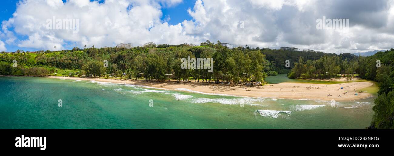 Image panoramique aérienne au large de la côte sur la plage de Kalihawai sur l'île hawaïenne de Kauai Banque D'Images