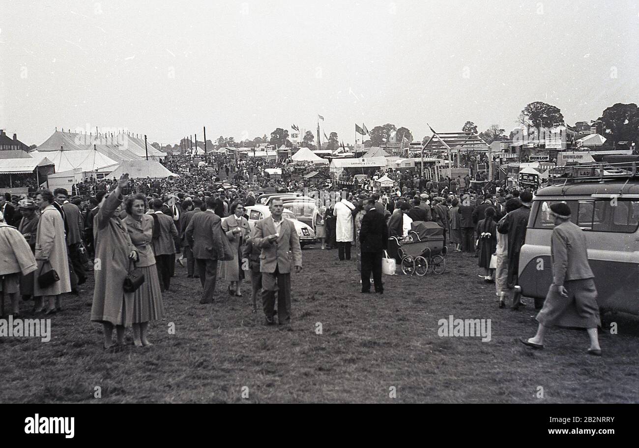 Années 1950, historique, visiteurs du Thame Show, Oxfordshire, Angleterre, Royaume-Uni, l'un des plus grands spectacles agricoles de Grande-Bretagne, avec une histoire datant des années 1850. Banque D'Images