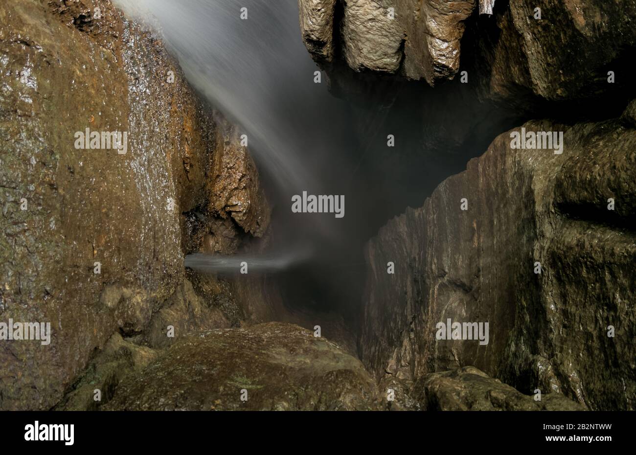 Mayei équatorienne de l'arbre d'entrée de Cascade grotte Banque D'Images