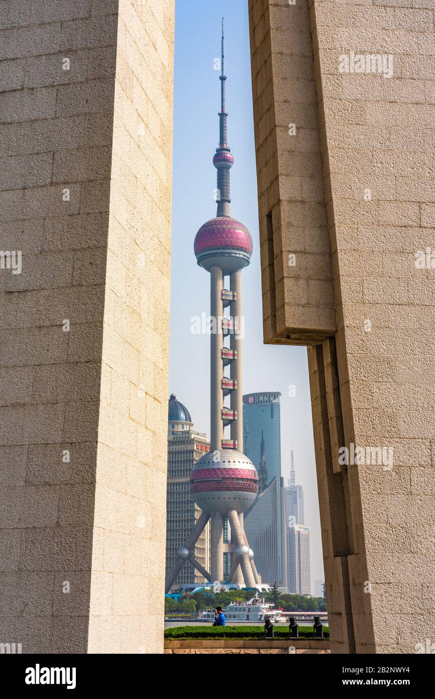 Shanghai, CHINE, 29 OCTOBRE : vue sur le bâtiment de la tour des perles orientales encadré par le Monument aux Héros Du Peuple le 29 octobre 2019 à Shang Banque D'Images