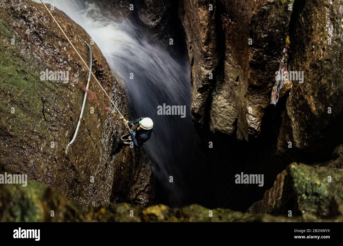 Tunnel D'Ouverture De La Chute D'Eau En Profondeur À Mayei Cavern En Amazonie Équatorienne Banque D'Images