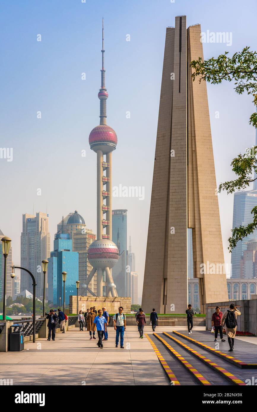 Shanghai, CHINE, 29 OCTOBRE : vue sur le Monument aux Héros Du Peuple et la Tour de la Perle orientale le long du Bund le 29 octobre 2019 à Shanghai Banque D'Images