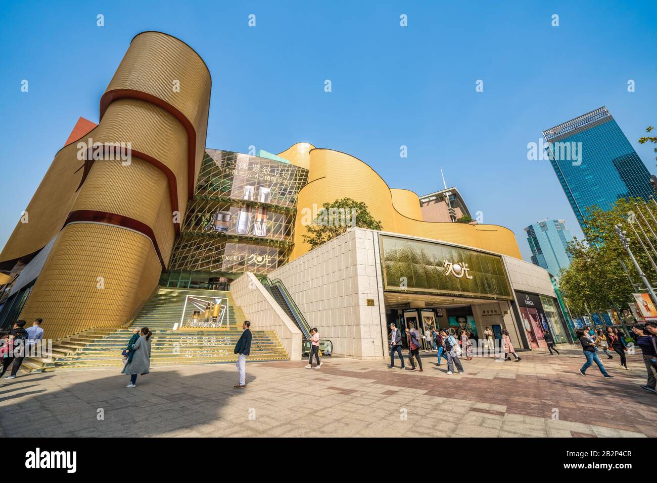 Shanghai, CHINE, 29 OCTOBRE : vue sur un centre commercial de luxe à Jing;un temple dans le centre-ville le 29 octobre 2019 à Shanghai Banque D'Images