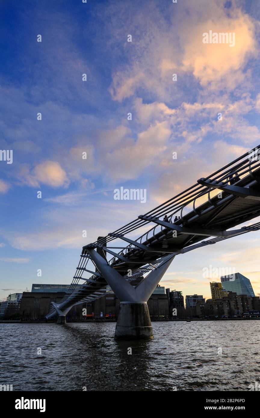 Le Millennium Bridge de Londres, au Royaume-Uni, traverse la Tamise jusqu'à la galerie Tate Modern avec Blackfriars Bridge et South Bank derrière Banque D'Images