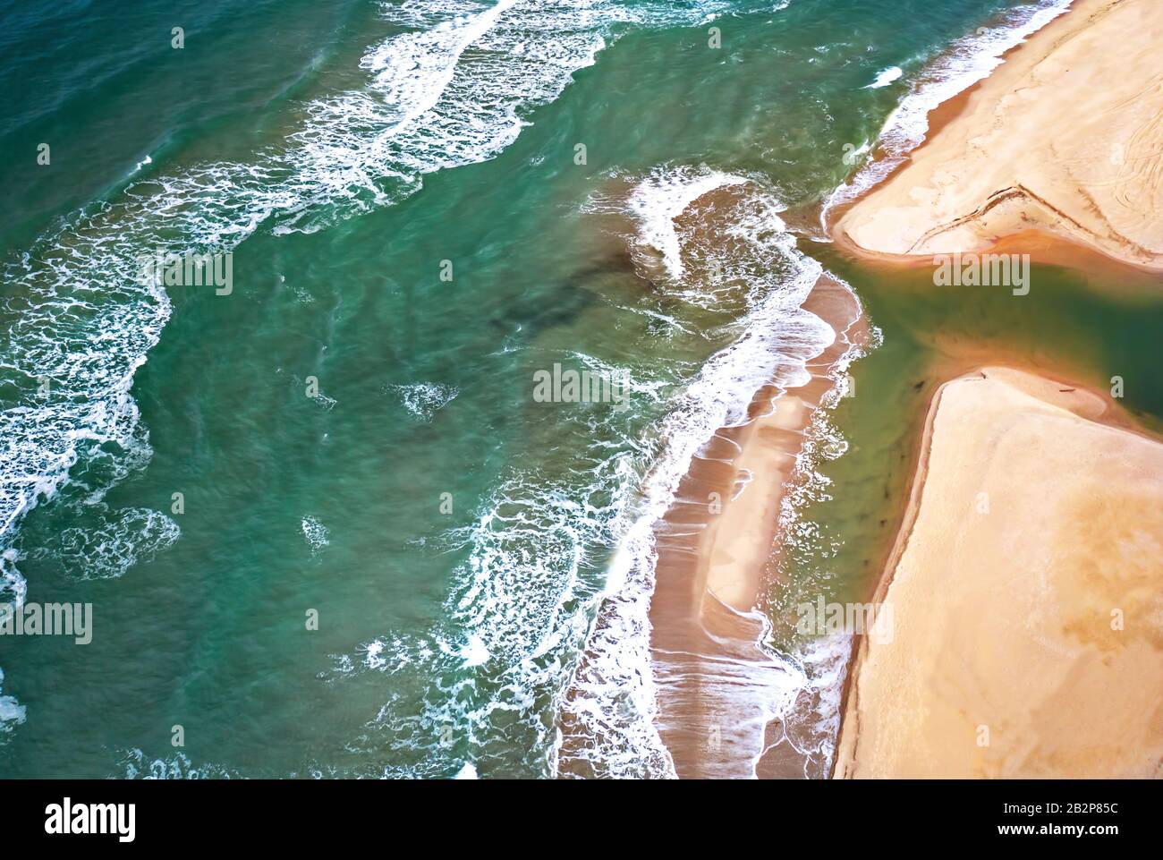 Vue aérienne sur la plage de sable et les vagues. Sable doré ! Banque D'Images