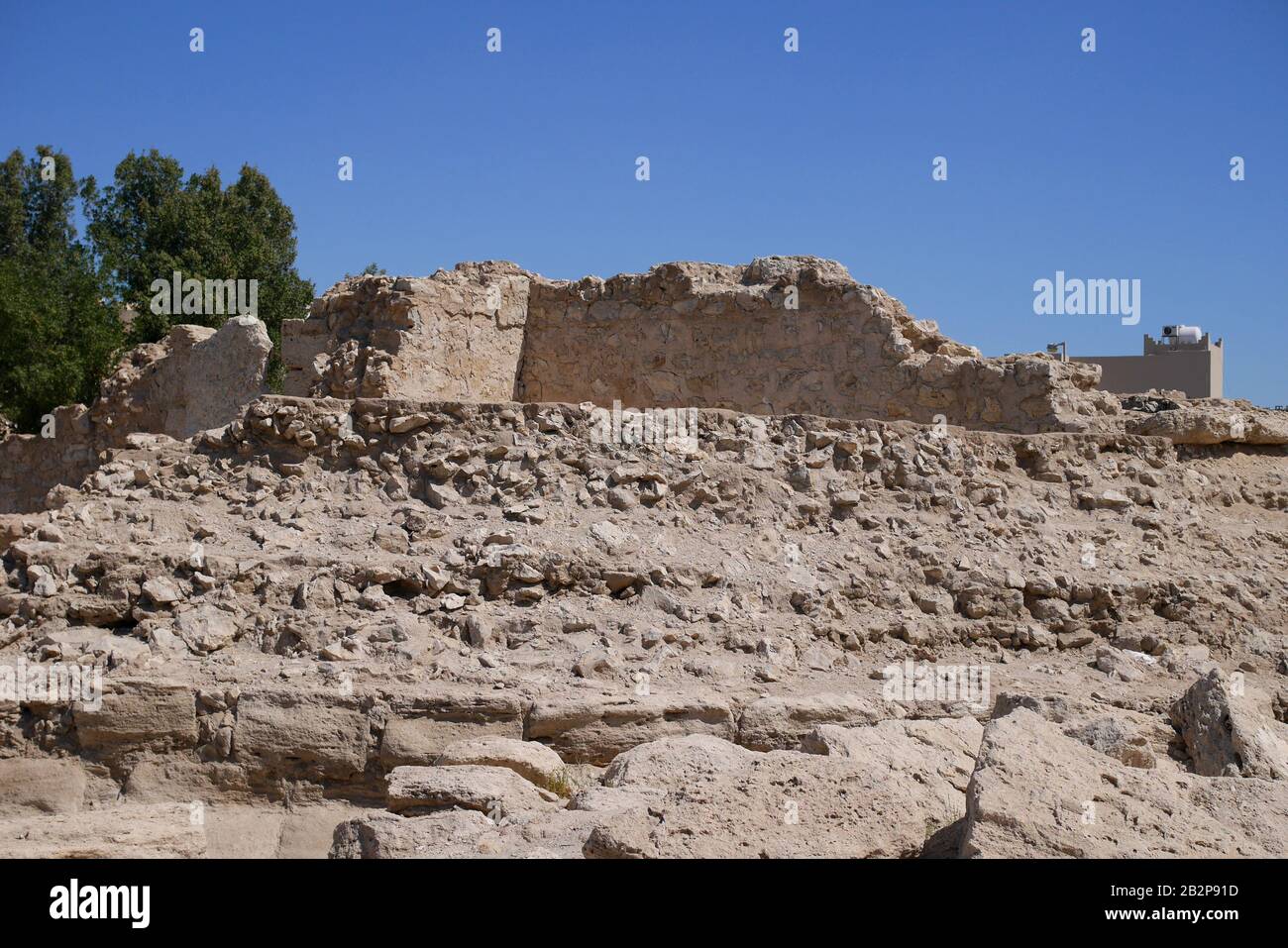 Partiellement excavé site mondial du patrimoine mondial de l'UNESCO Dilmun époque roi enterrement mound, Aali, Royaume de Bahreïn Banque D'Images