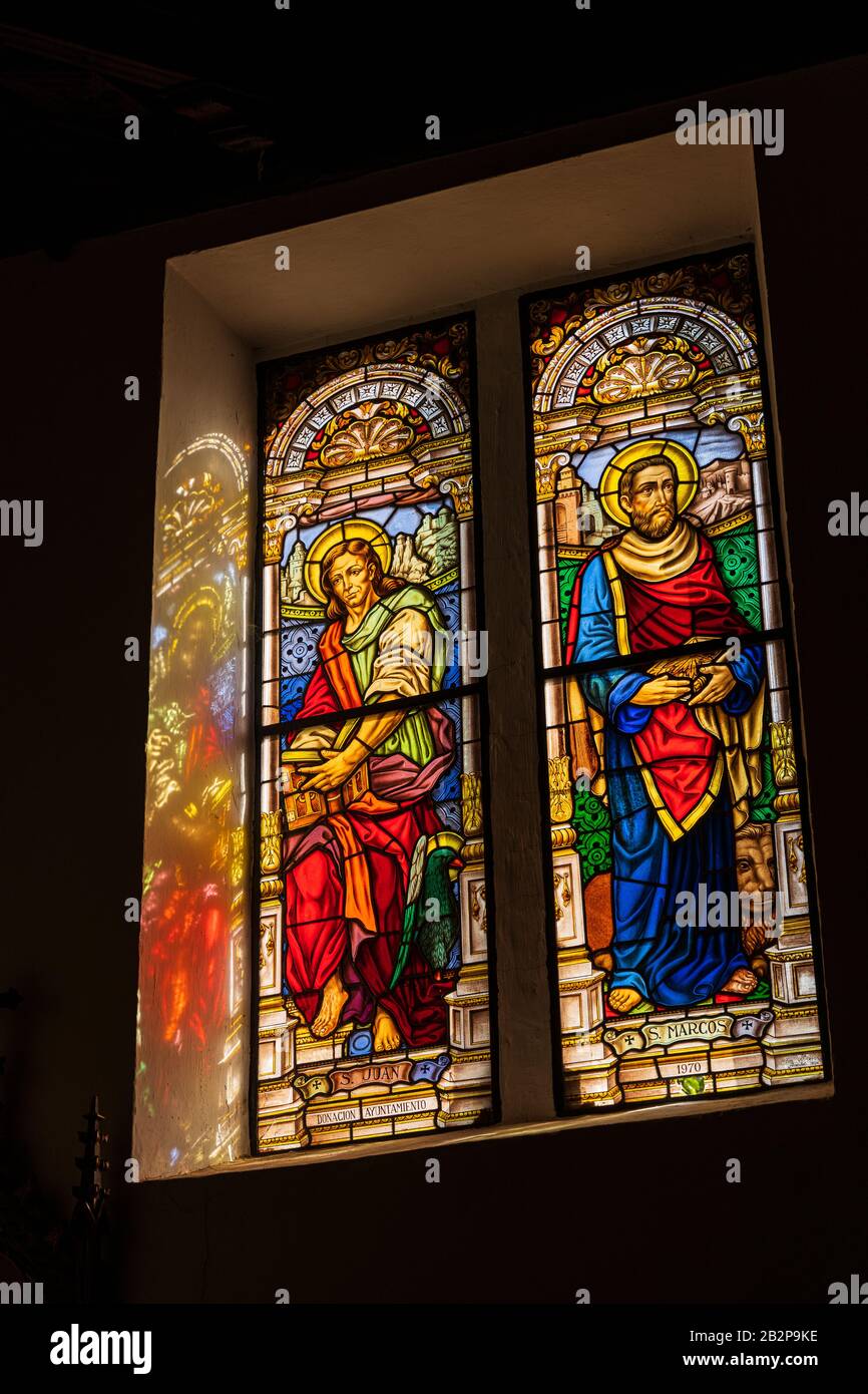 Lumière du soleil en streaming à travers des vitraux avec des photos de Saint John, San Juan, et Saint Marc, San Marco, dans l'église de Nuestra Senora de Banque D'Images