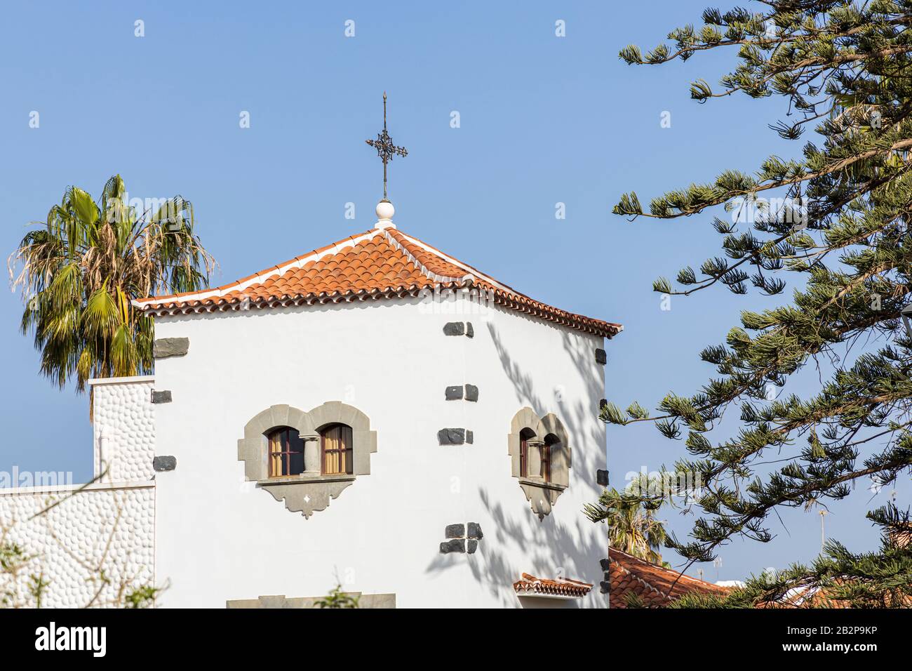 Toit et étage supérieur de grande maison et arbres à Guia de Isora, Tenerife, îles Canaries, Espagne Banque D'Images