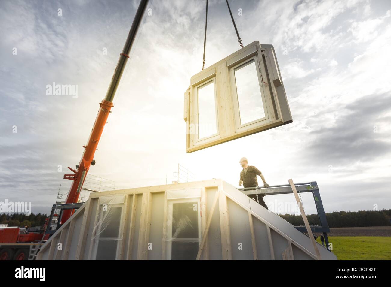 Construction d'une maison de famille unique avec l'aide d'une grue Banque D'Images