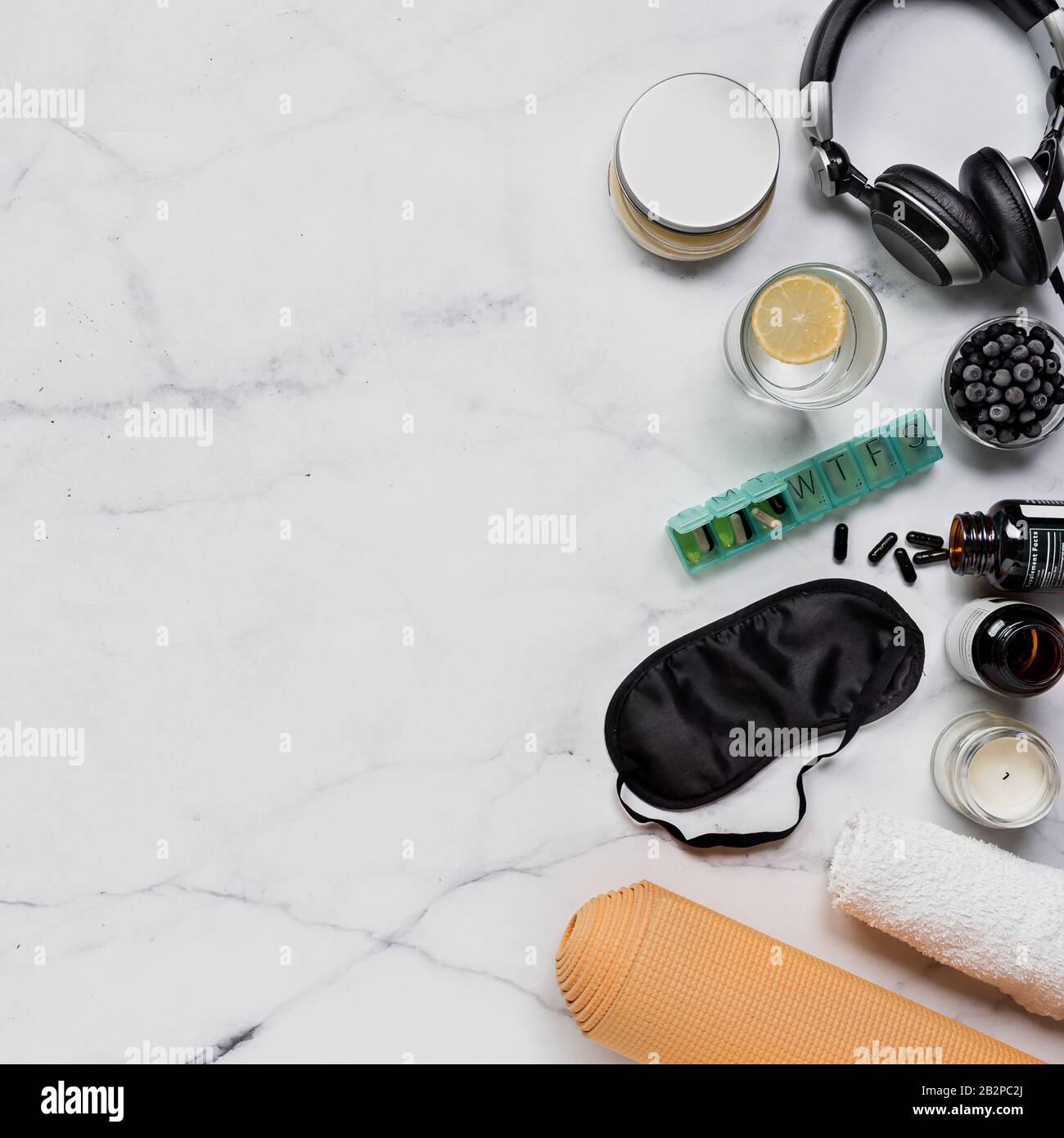 Biohacking télévision lay concept. Vue du haut vers le bas de la vie et toujours l'espace pour copier du texte ou dessin. Banque D'Images
