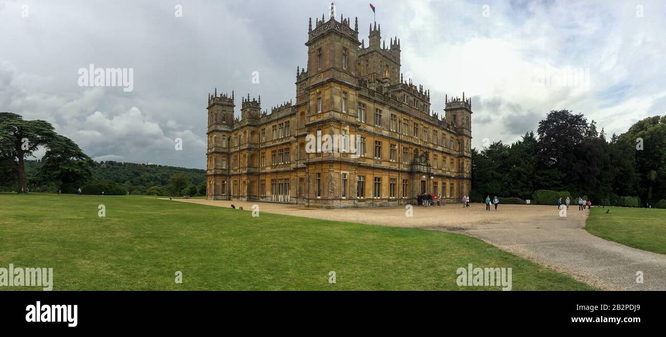 Vue panoramique sur le château de Highclere, le jeu de la célèbre émission de télévision et de cinéma, Downton Abbey. Banque D'Images