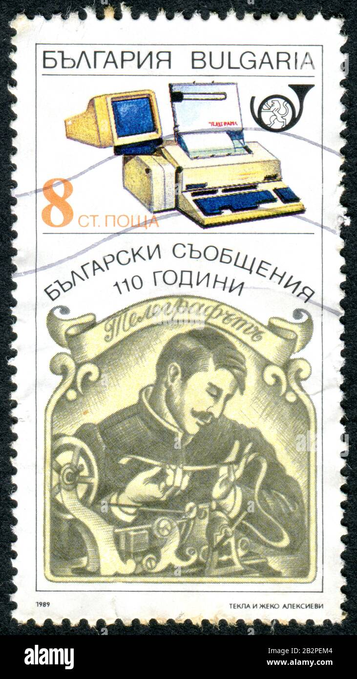 Un timbre imprimé en Bulgarie, consacré à 110 Ans de télécommunications bulgares, représentant Teleprinter et un homme avec un appareil Morse, vers 1989 Banque D'Images