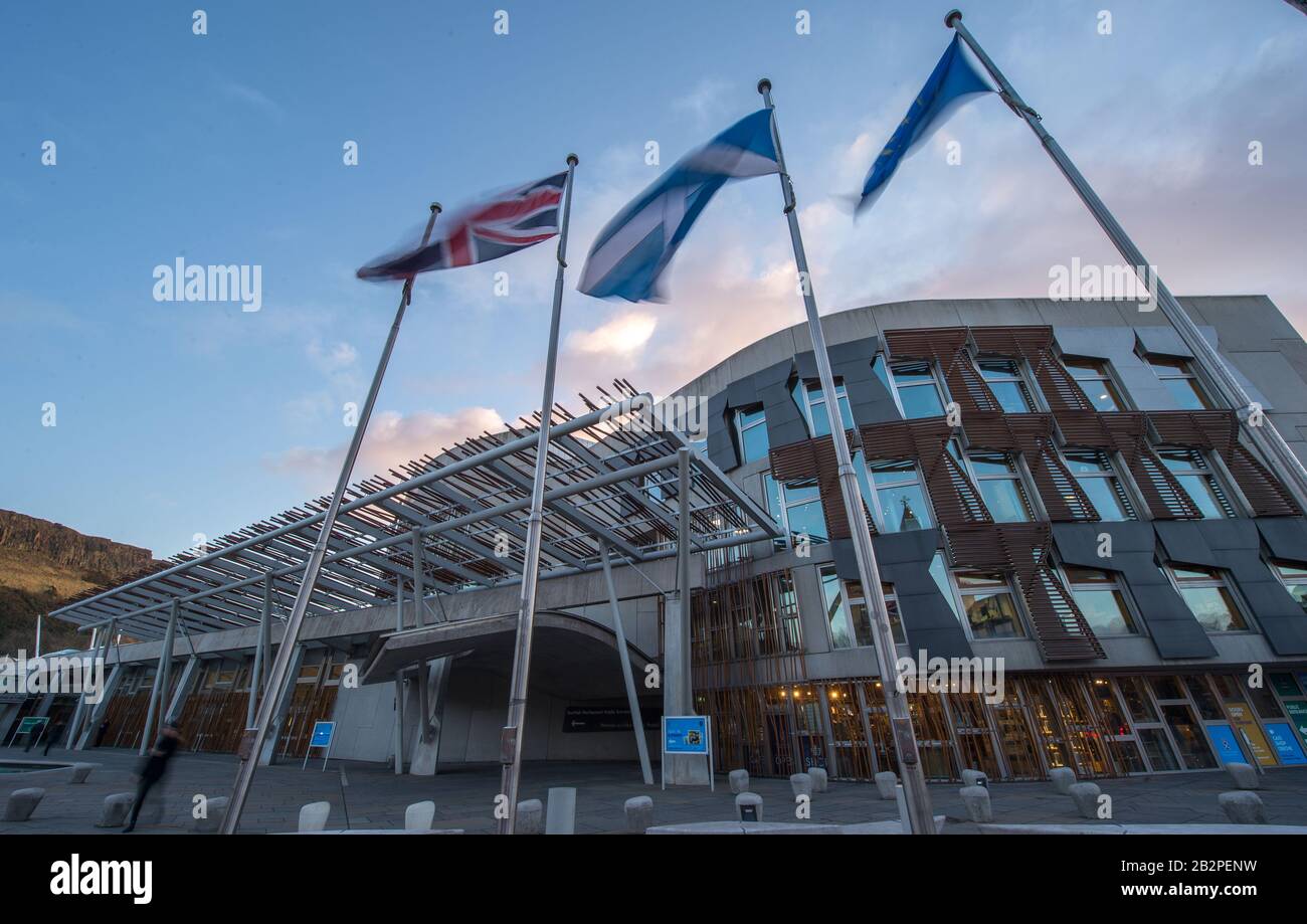 Édimbourg, Royaume-Uni. 3 mars 2020. Photo : les drapeaux à l'extérieur du Parlement écossais soufflent dans le vent. De gauche à droite se trouve l'Union Jack; Saltyre (Croix de St Andrews); le drapeau d'Europe. Le Parlement écossais a voté en faveur de la sortie du drapeau de l'UE en dehors du Parlement après que le Royaume-Uni a quitté l'UE le 31 janvier 2020. L'Écosse a voté à la majorité pour rester dans l'UE malgré le reste du Royaume-Uni qui a voté pour quitter l'UE. Le gouvernement écossais cherche des moyens de rejoindre l'UE. Crédit : Colin Fisher/Alay Live News Banque D'Images