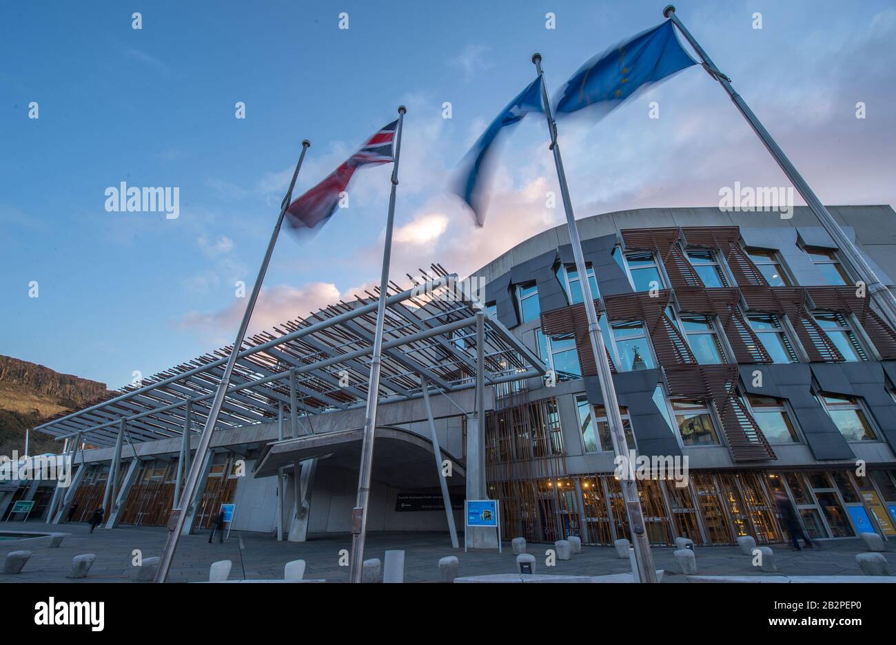 Édimbourg, Royaume-Uni. 3 mars 2020. Photo : les drapeaux à l'extérieur du Parlement écossais soufflent dans le vent. De gauche à droite se trouve l'Union Jack; Saltyre (Croix de St Andrews); le drapeau d'Europe. Le Parlement écossais a voté en faveur de la sortie du drapeau de l'UE en dehors du Parlement après que le Royaume-Uni a quitté l'UE le 31 janvier 2020. L'Écosse a voté à la majorité pour rester dans l'UE malgré le reste du Royaume-Uni qui a voté pour quitter l'UE. Le gouvernement écossais cherche des moyens de rejoindre l'UE. Crédit : Colin Fisher/Alay Live News Banque D'Images