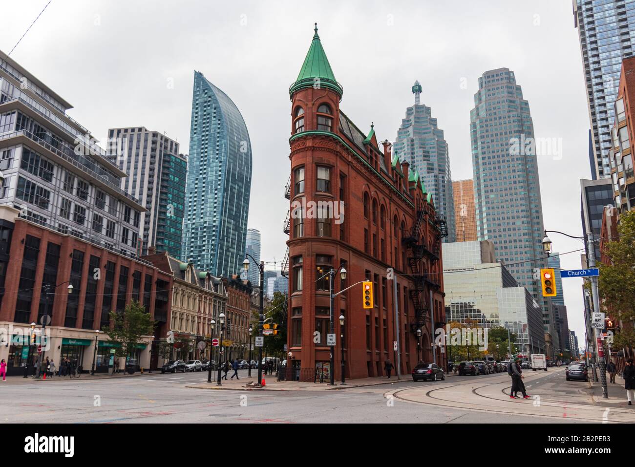 Le célèbre Gooderham Building photographié dans un après-midi nuageux d'automne au centre-ville de Toronto. Banque D'Images