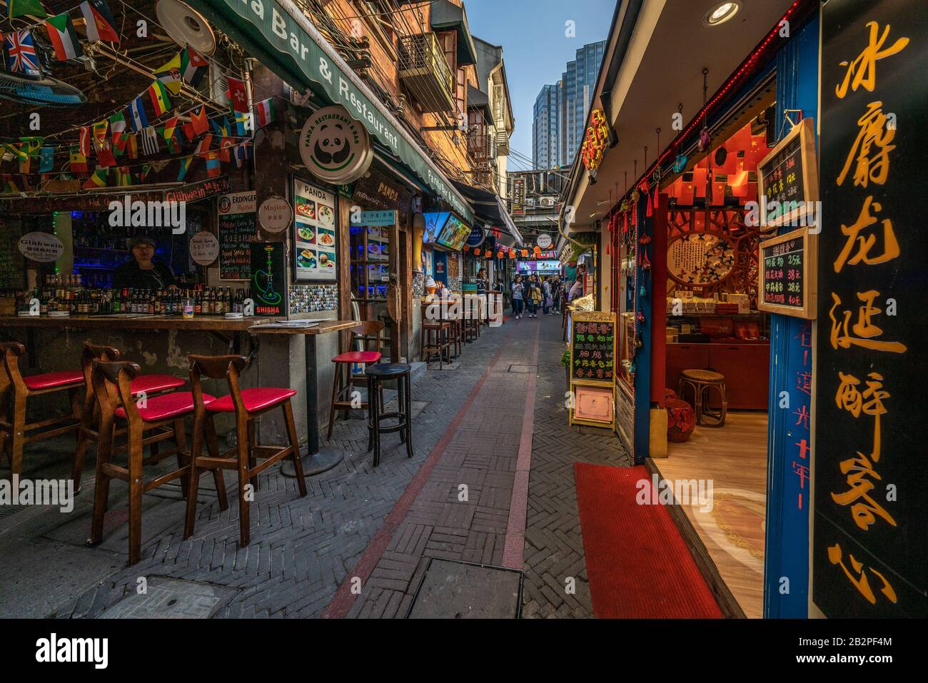 Shanghai, CHINE, 31 OCTOBRE : magasins et bars dans la célèbre zone commerçante de Tianzifang dans l'ancienne concession française le 31 octobre 2019 à Shanghai Banque D'Images