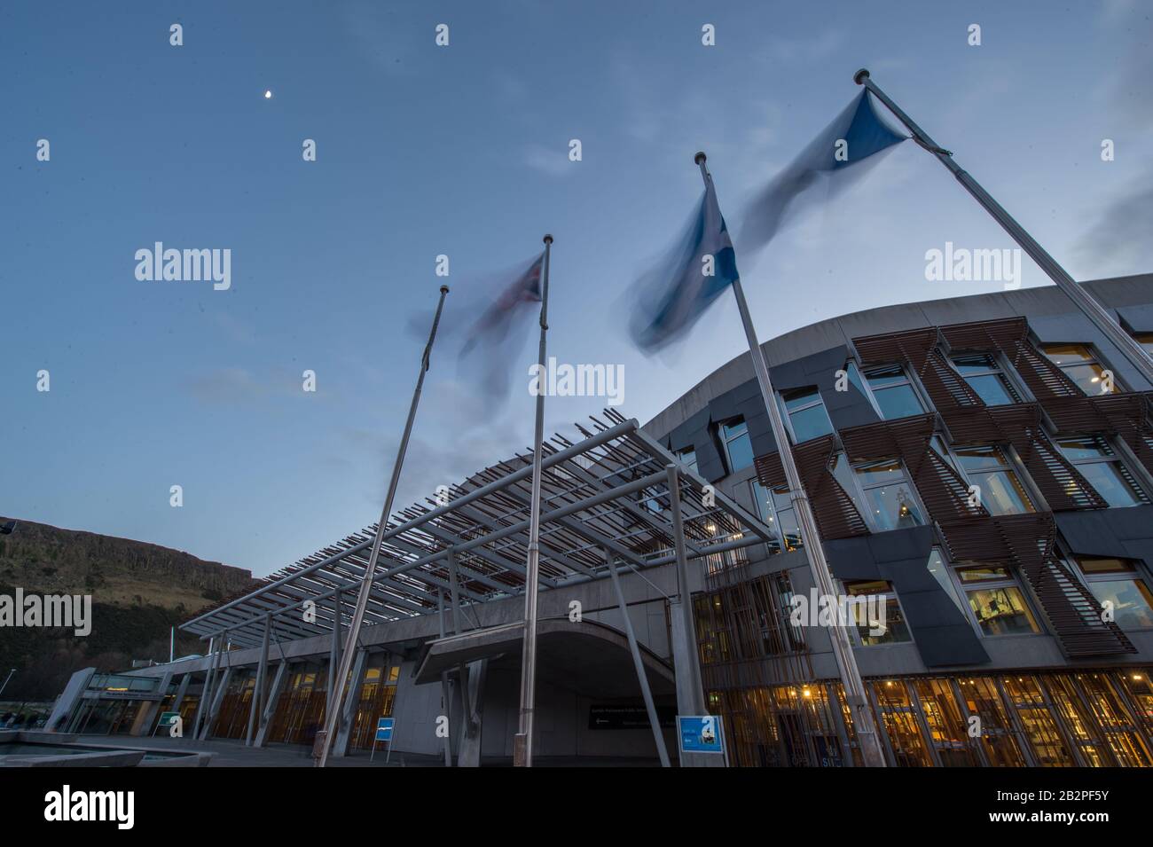 Édimbourg, Royaume-Uni. 3 mars 2020. Photo : les drapeaux à l'extérieur du Parlement écossais soufflent dans le vent. De gauche à droite se trouve l'Union Jack; Saltyre (Croix de St Andrews); le drapeau d'Europe. Le Parlement écossais a voté en faveur de la sortie du drapeau de l'UE en dehors du Parlement après que le Royaume-Uni a quitté l'UE le 31 janvier 2020. L'Écosse a voté à la majorité pour rester dans l'UE malgré le reste du Royaume-Uni qui a voté pour quitter l'UE. Le gouvernement écossais cherche des moyens de rejoindre l'UE. Crédit : Colin Fisher/Alay Live News Banque D'Images