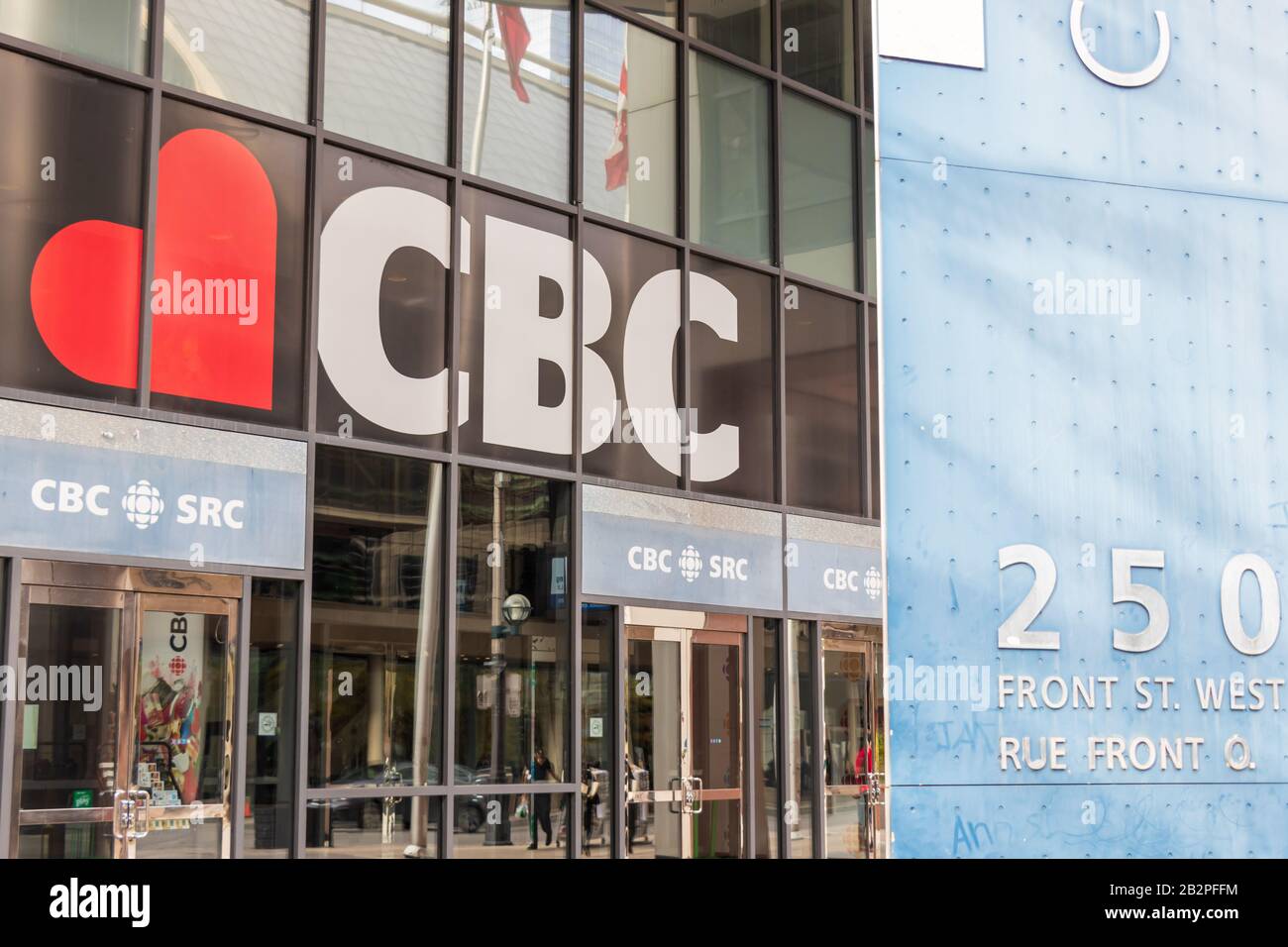 Entrée au Centre canadien de radiodiffusion, la maison de la SRC illustrée avec l'adresse de l'édifice à l'image. Banque D'Images Entrée au Centre canadien de radiodiffusion, la maison de la SRC illustrée avec l'adresse de l'édifice à l'image. Banque D'Images