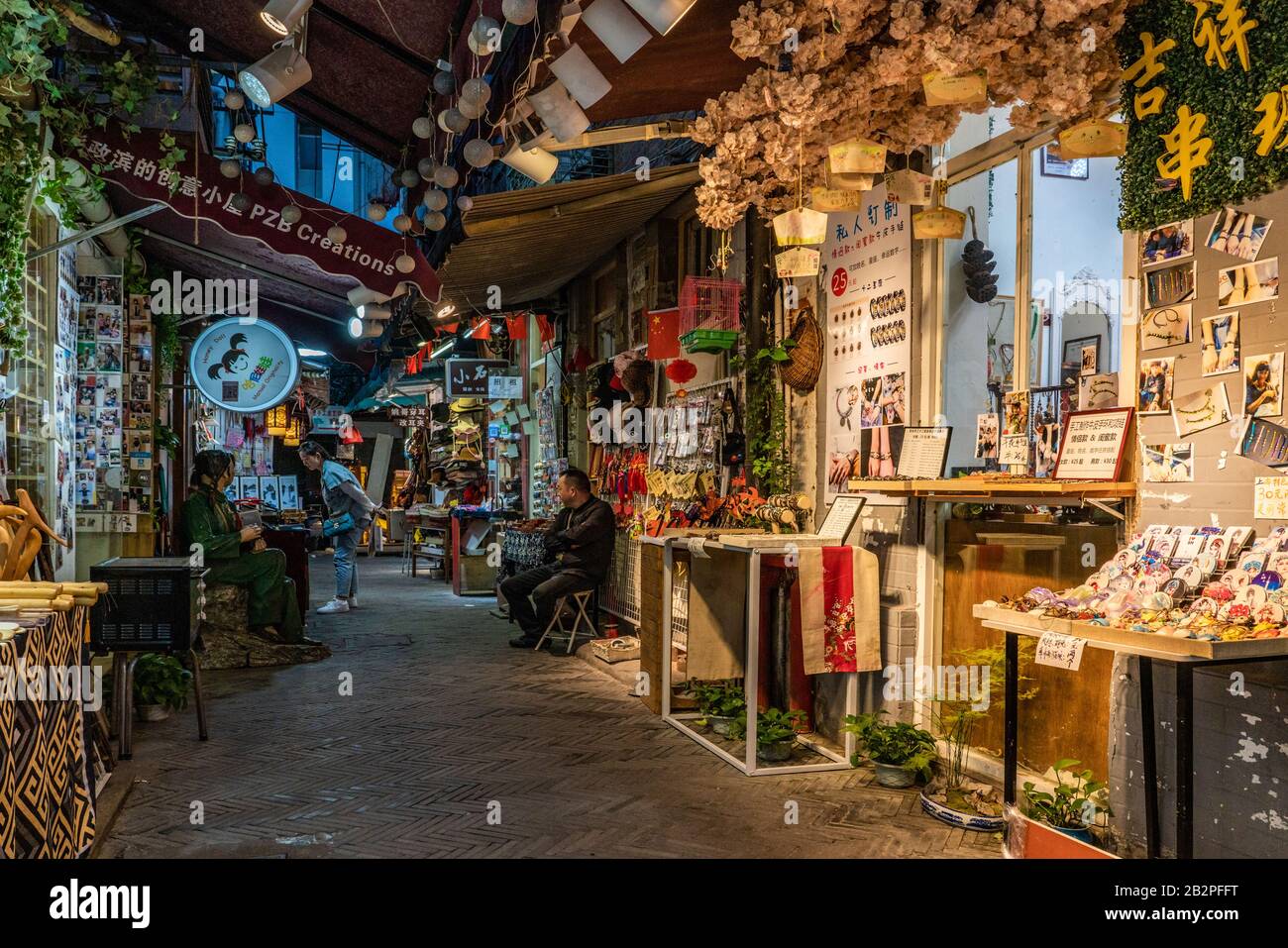 Shanghai, CHINE, 31 OCTOBRE : magasins d'art et d'artisanat à Tianzifang, un célèbre quartier commerçant de l'ancienne concession française le 31 octobre 2019 à Shan Banque D'Images