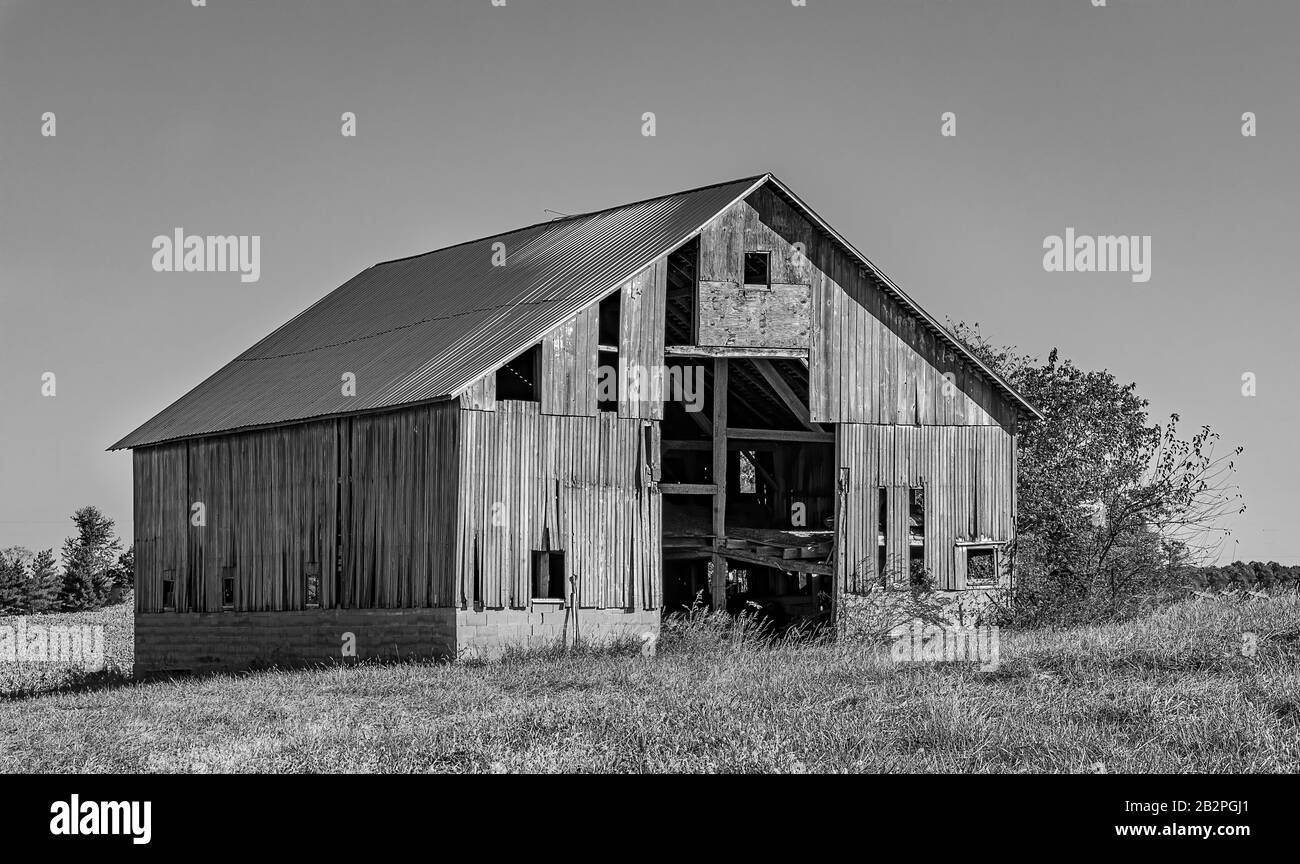 Une ancienne grange en bois dans une zone rurale éloignée. Banque D'Images