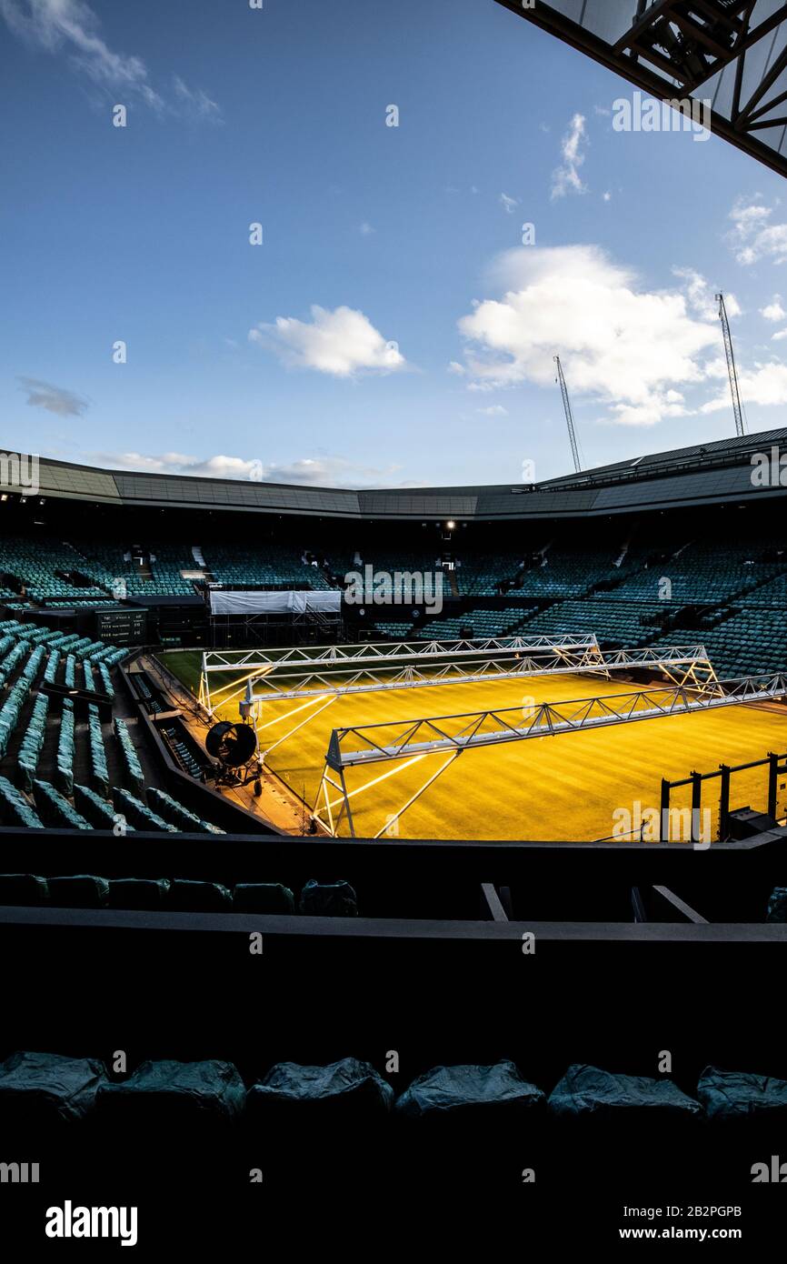 Les préparatifs d'hiver sur le court du Centre à Wimbledon, le siège des championnats de tennis de Wimbledon le plus ancien tournoi de tennis au monde, Londres, Royaume-Uni Banque D'Images