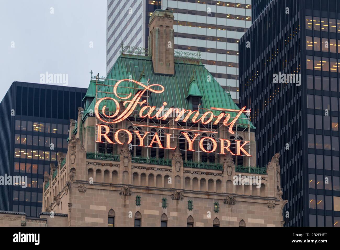 Vous trouverez un panneau au sommet du célèbre Fairmont Royal York Hotel dans le centre-ville de Toronto. Banque D'Images